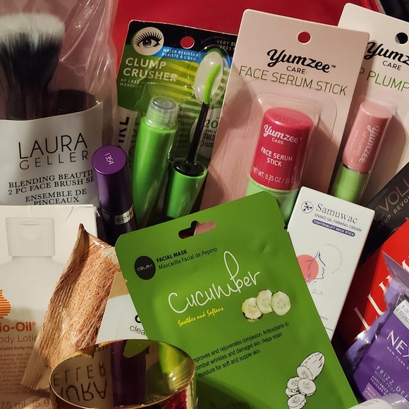 Estee Lauder Limited Edition Red Velvet Cosmetic Bag Skincare and Makeup Bundle - Picture 2 of 8